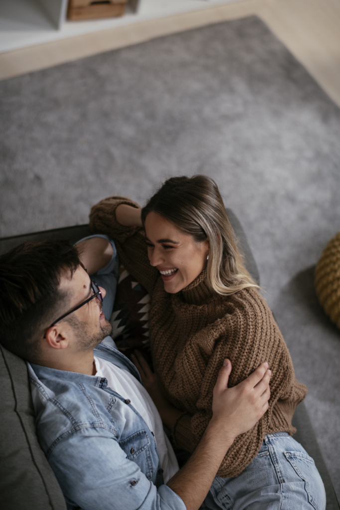 Boldog szerelmespár együtt lazít a kanapén