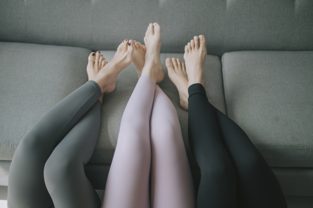 A fekete leggings maradjon a szekrényben – ezek a legtrendibb színek, amiket idén felvehetsz