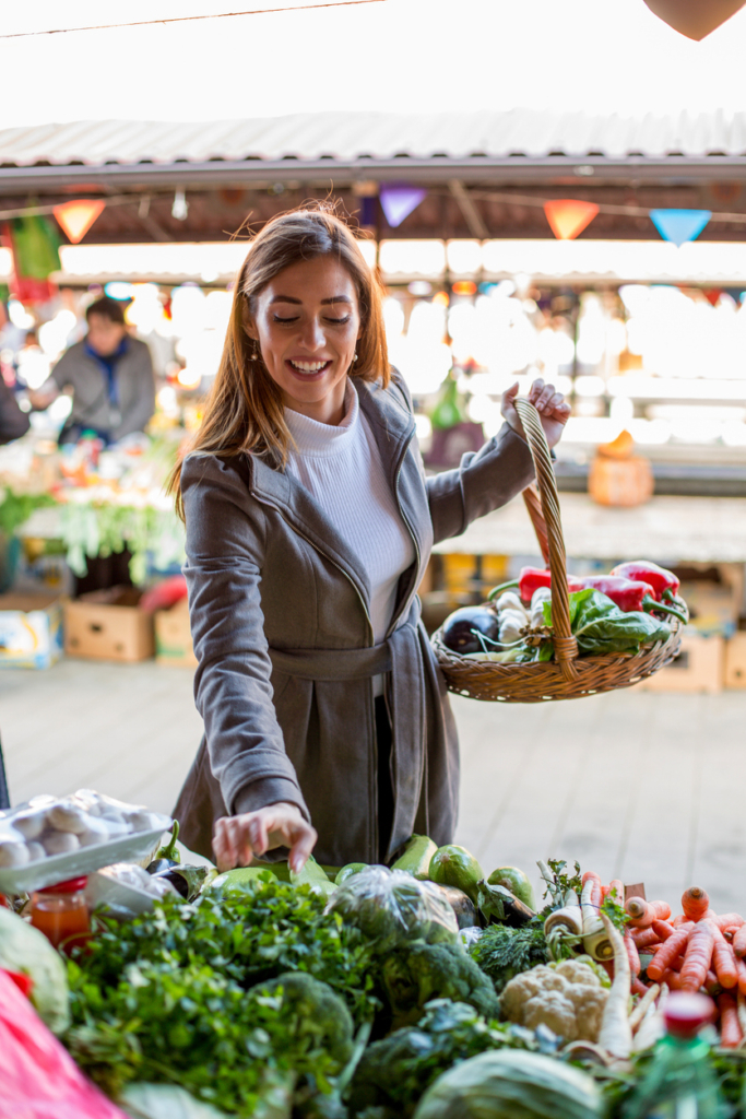 Nő a piacon megtölti a kosarát vegán alapanyagokkal