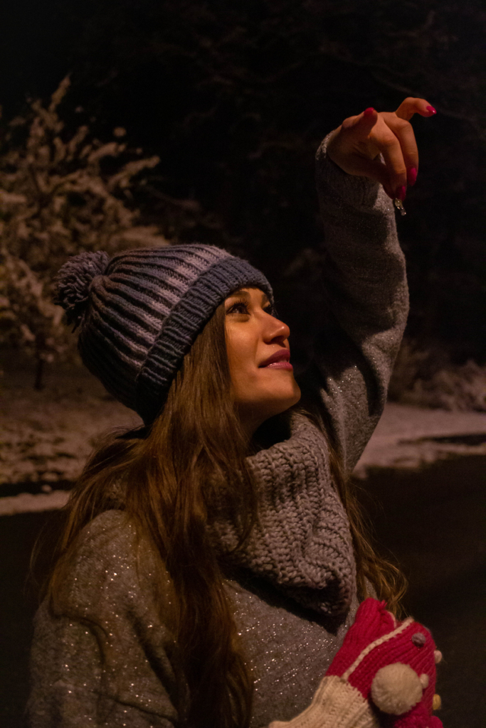 Portré egy nőről a hideg téli éjszakában