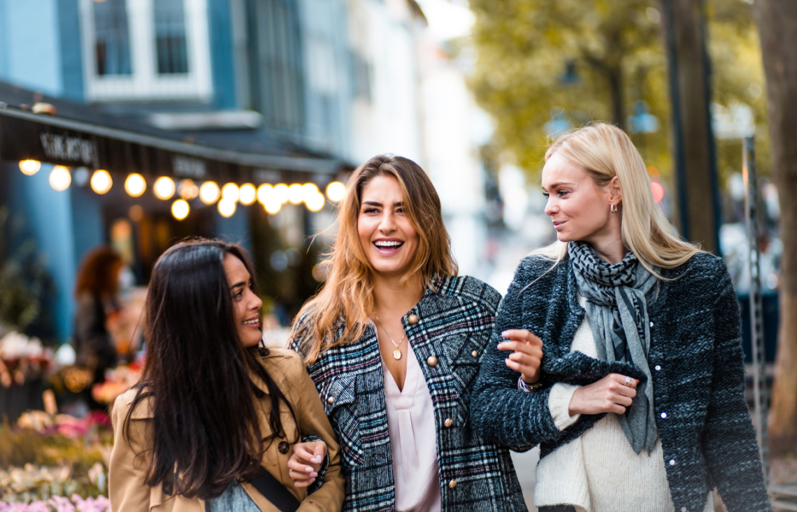 A „cheerleader effektus” – ez a magyarázat, hogy miért tűnik vonzóbbnak valaki csoportban, mint egyedül