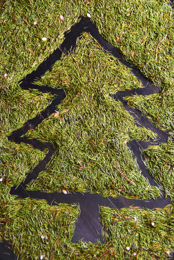 Fenyőtűből kirajzolt fenyőfa a padlón