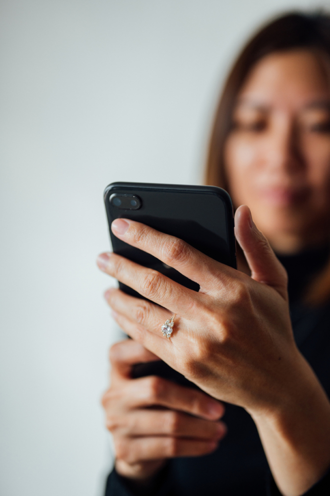 Közeli kép egy mobiltelefonról