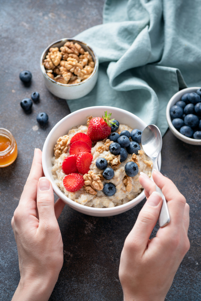 Reggeli zabpehely joghurttal és gyümölcsökkel