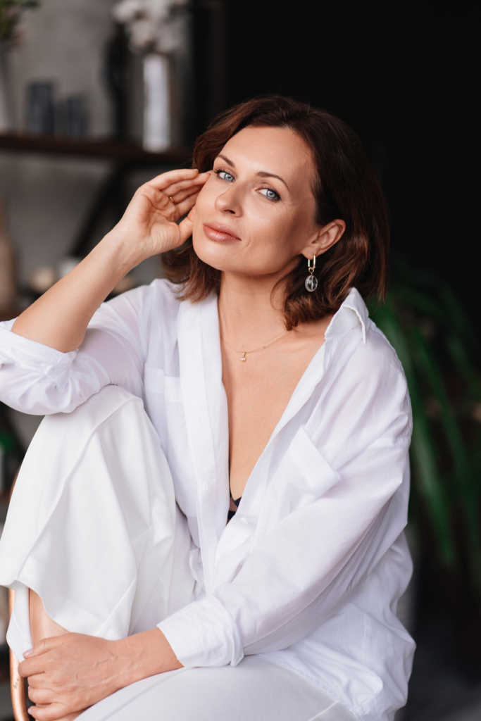 Kifinomult barna hajú középkorú nő