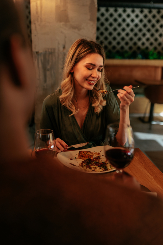 Nő vacsora közben egy étteremben