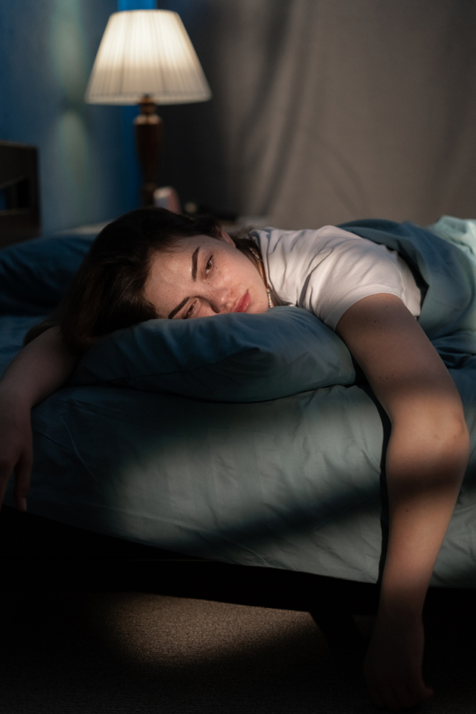 Álmatlanságtól szenvedő nő az ágyban