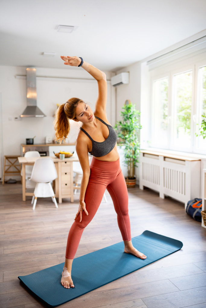 Nő otthon tornázik