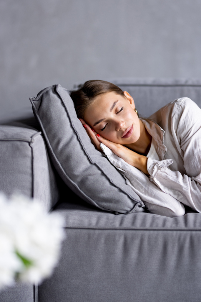 Nő relaxál otthon a kanapén