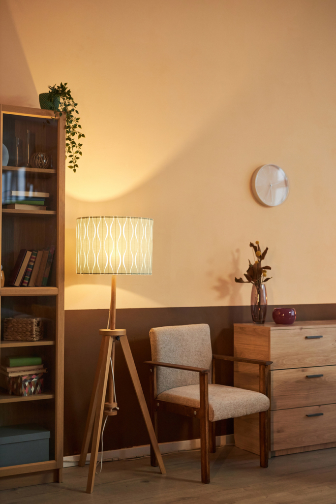 Cozy világítás a nappaliban, állólámpával