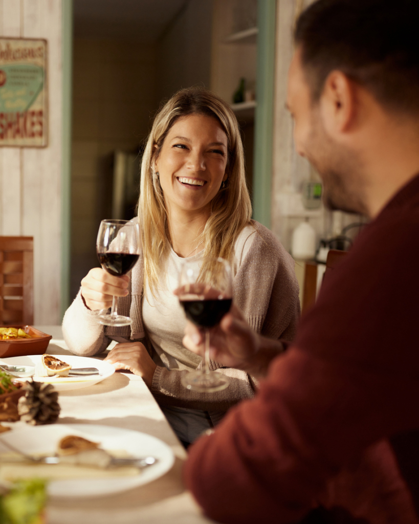 Pár ismerkedés közben, borral koccint