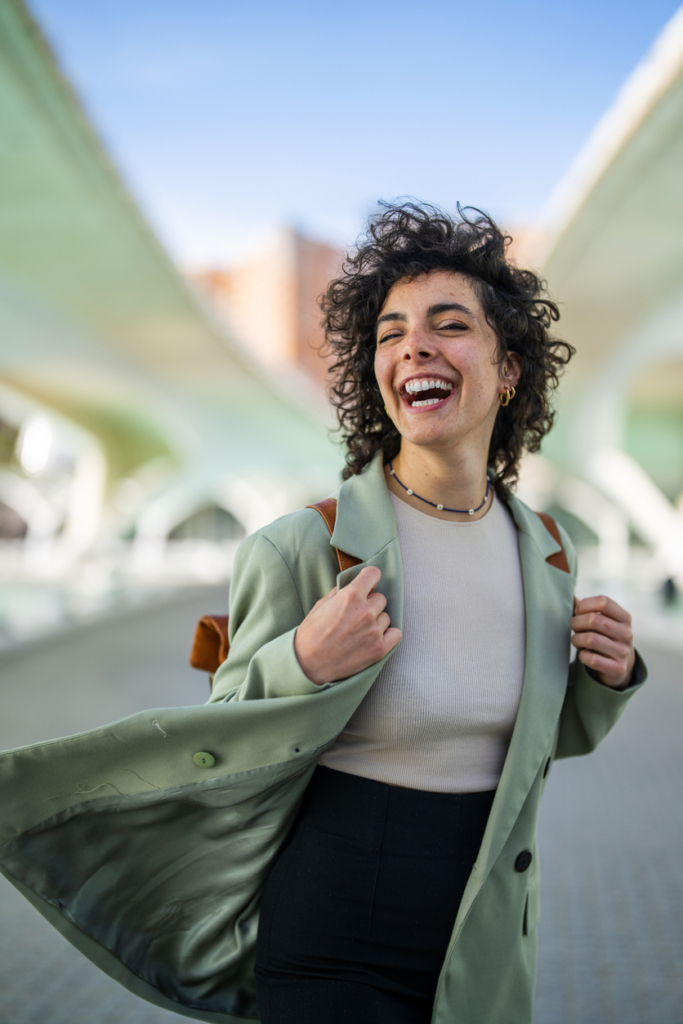 Vidám nő szalad az utcán