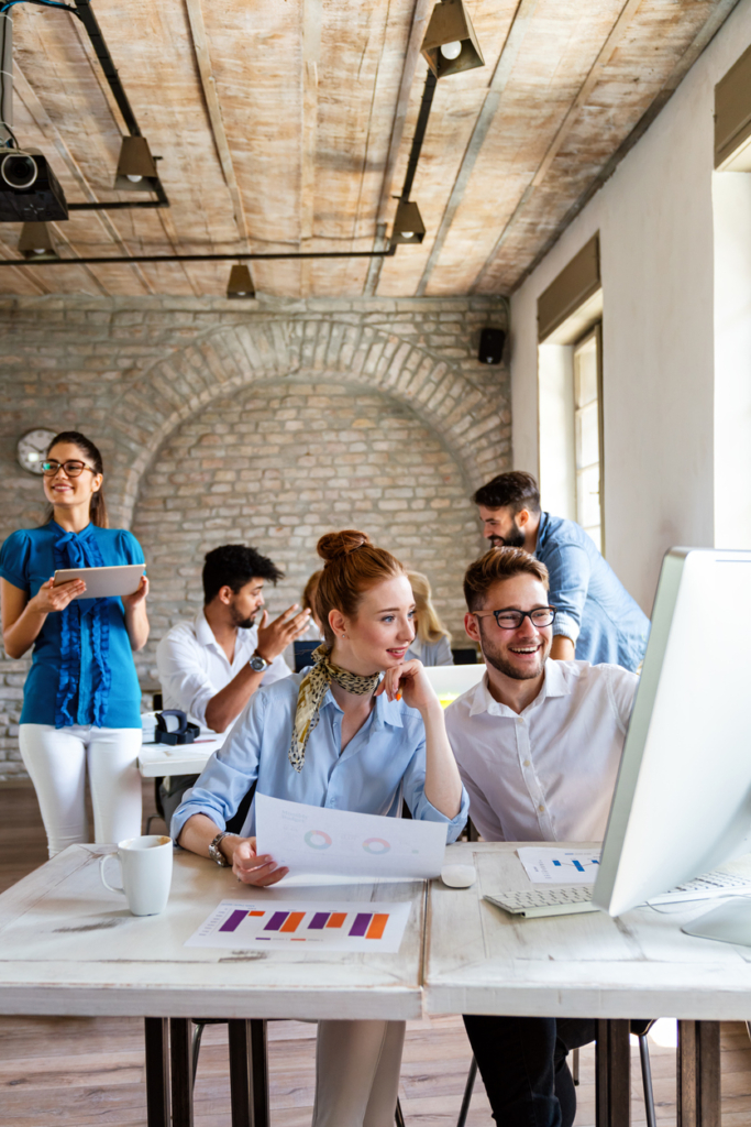 Munkahelyi környezetben dolgozik egy csapat Z generációs fiatal