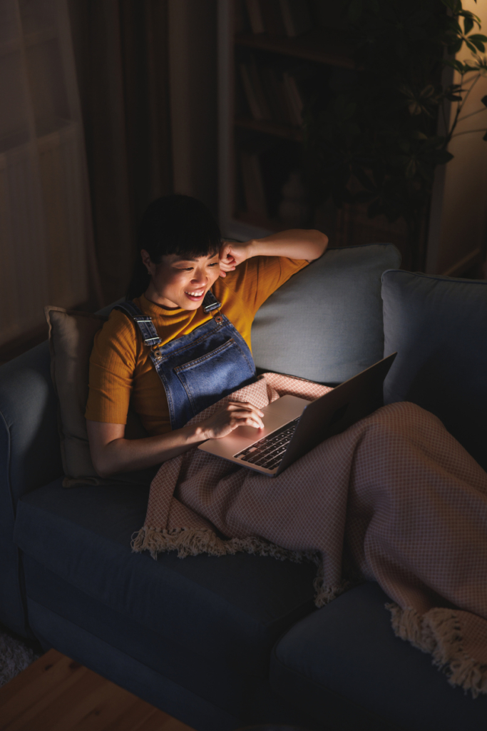 Nő a laptopján filmet néz este