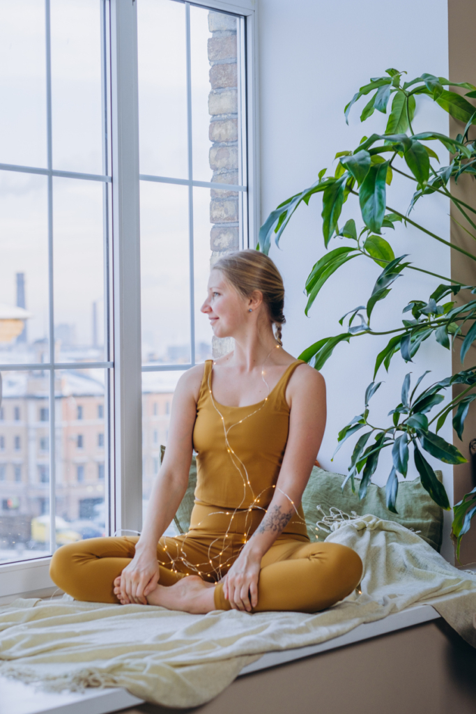 Lány otthon meditál