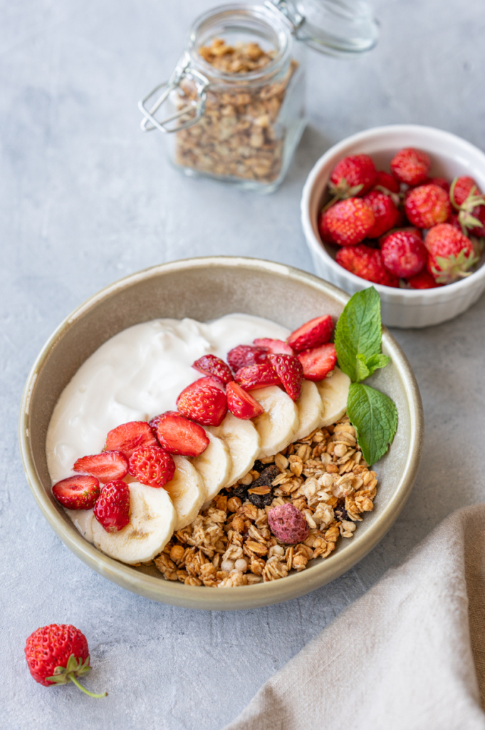 Reggeli görög joghurttal, müzlivel, eperrel és banánnal