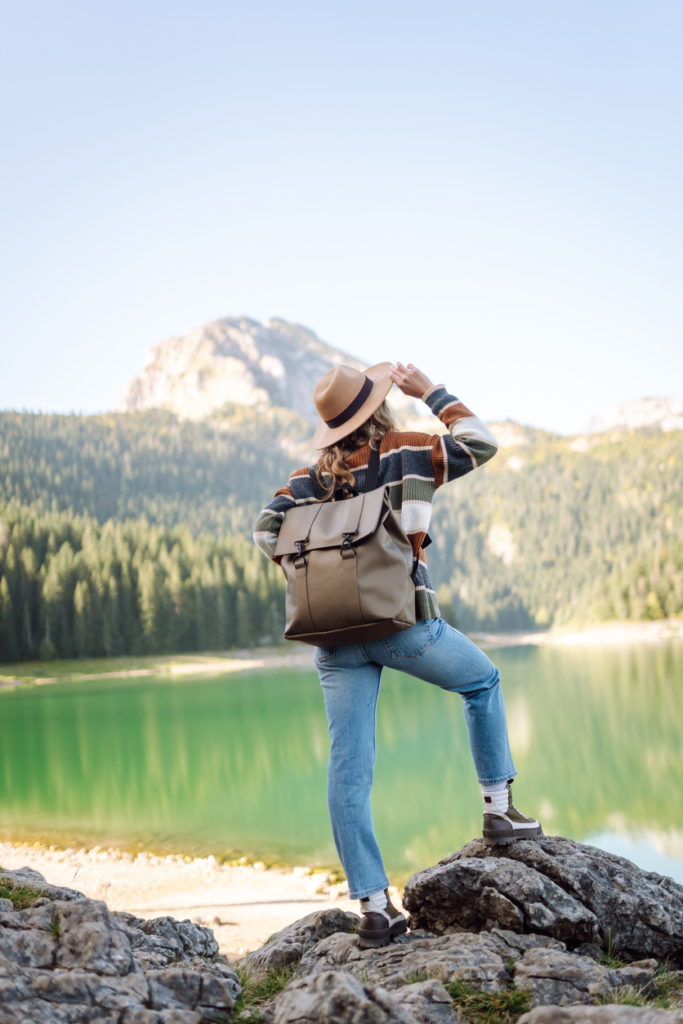 Nő kirándul a hegyekben