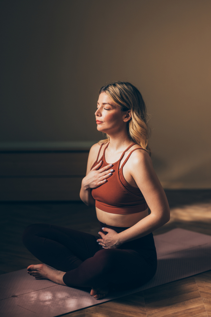 Fiatal lány meditál 