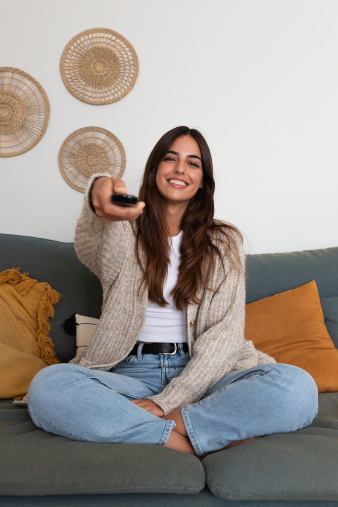 Lány távirányítóval a kezében