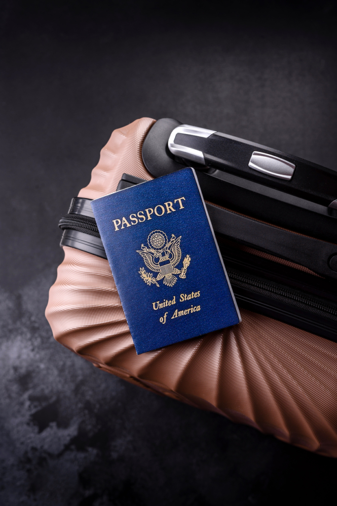 Bőrönd és útlevél