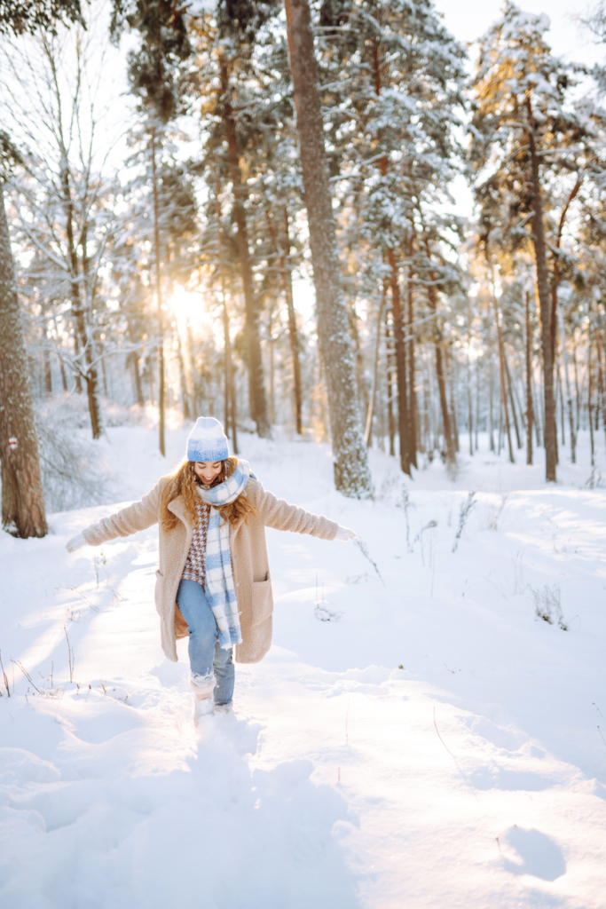 Vidám, fiatal nő szalad a hóban