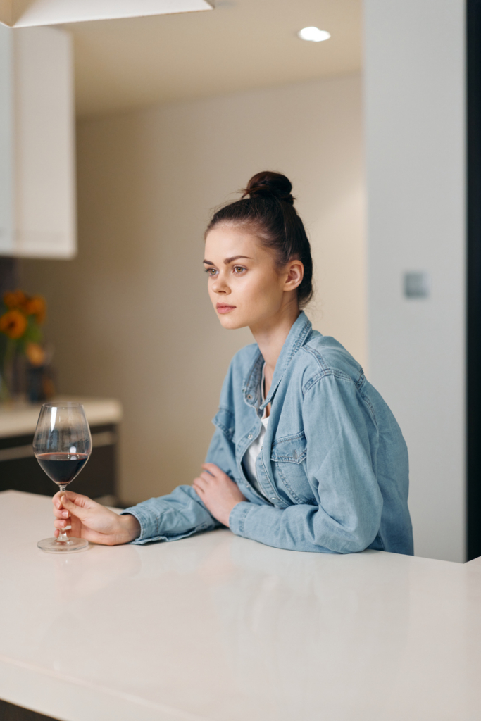 Nő egyedül borozik