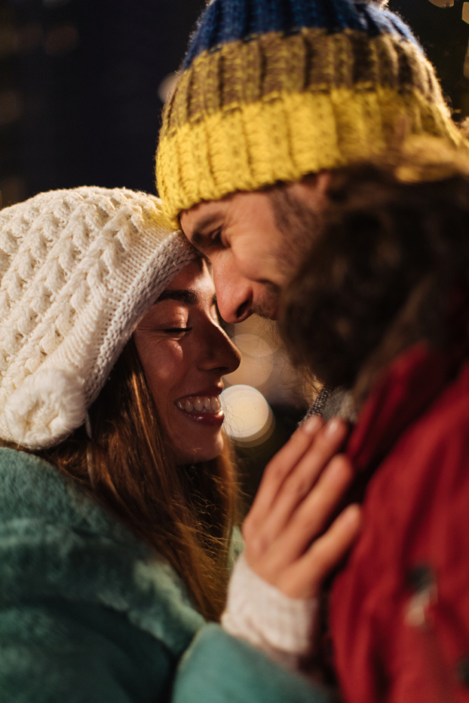 Fiatal pár összebújva egy téli estén