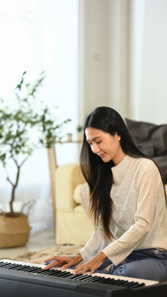 Ázsiai nő zongorázik