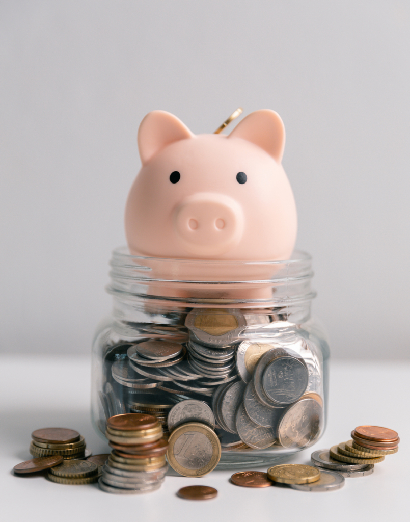 Aprópénzzel teli befőttes üveg, rajta egy malacpersellyel