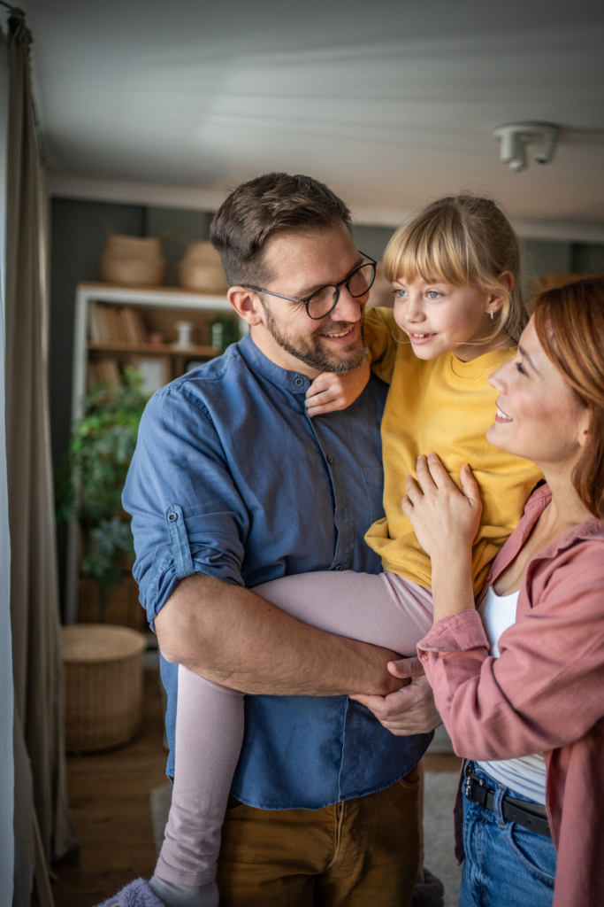Apa és anya közösen tartják a kislányukat