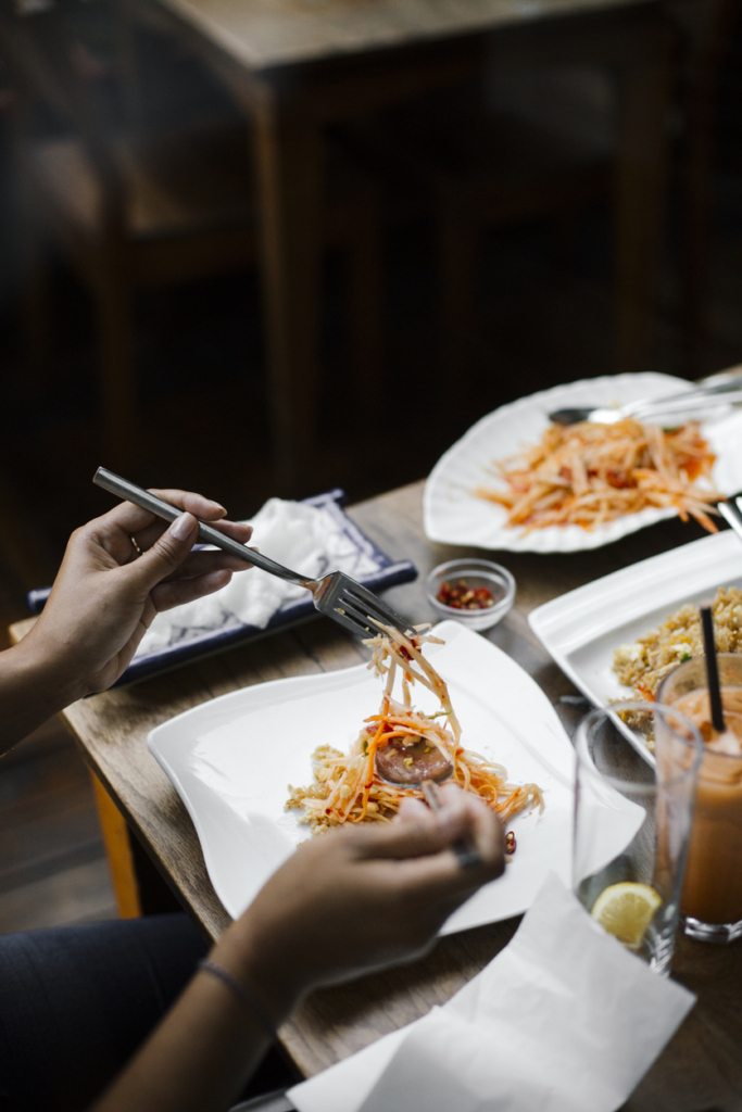 Közeli kép egy tányér tésztáról