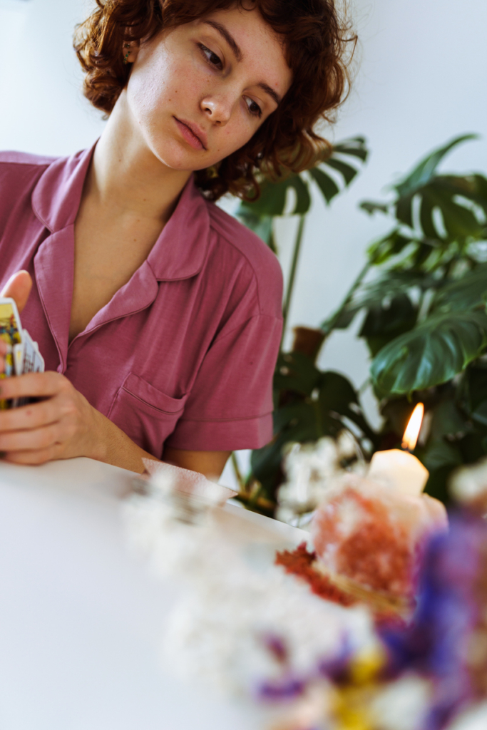 Nő jósol kártyából