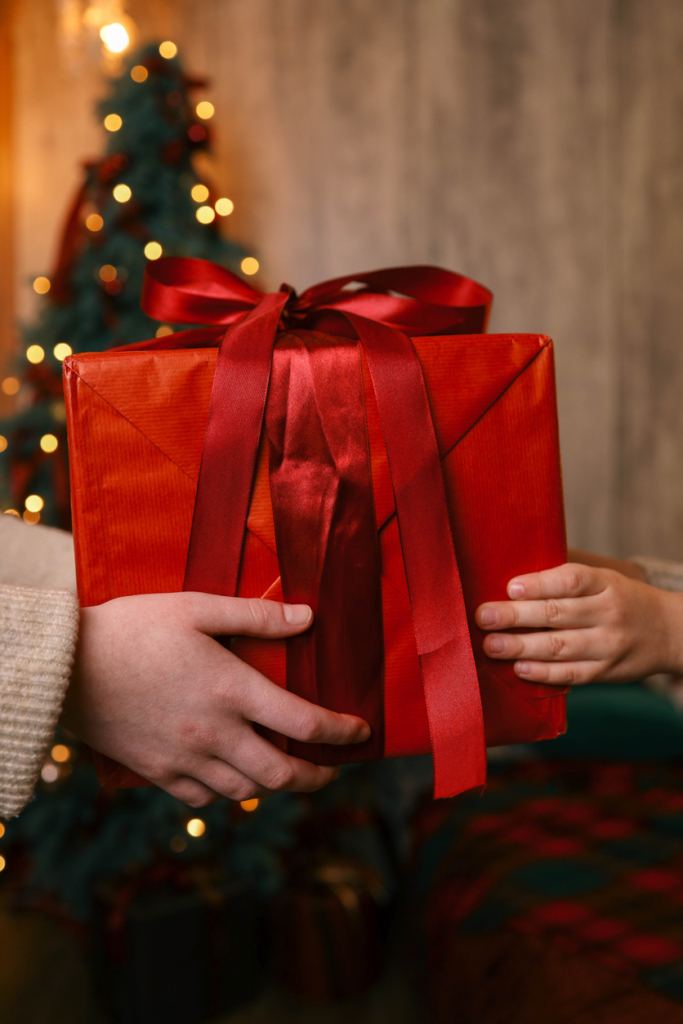 Piros karácsonyi ajándék doboz gazdát cserél