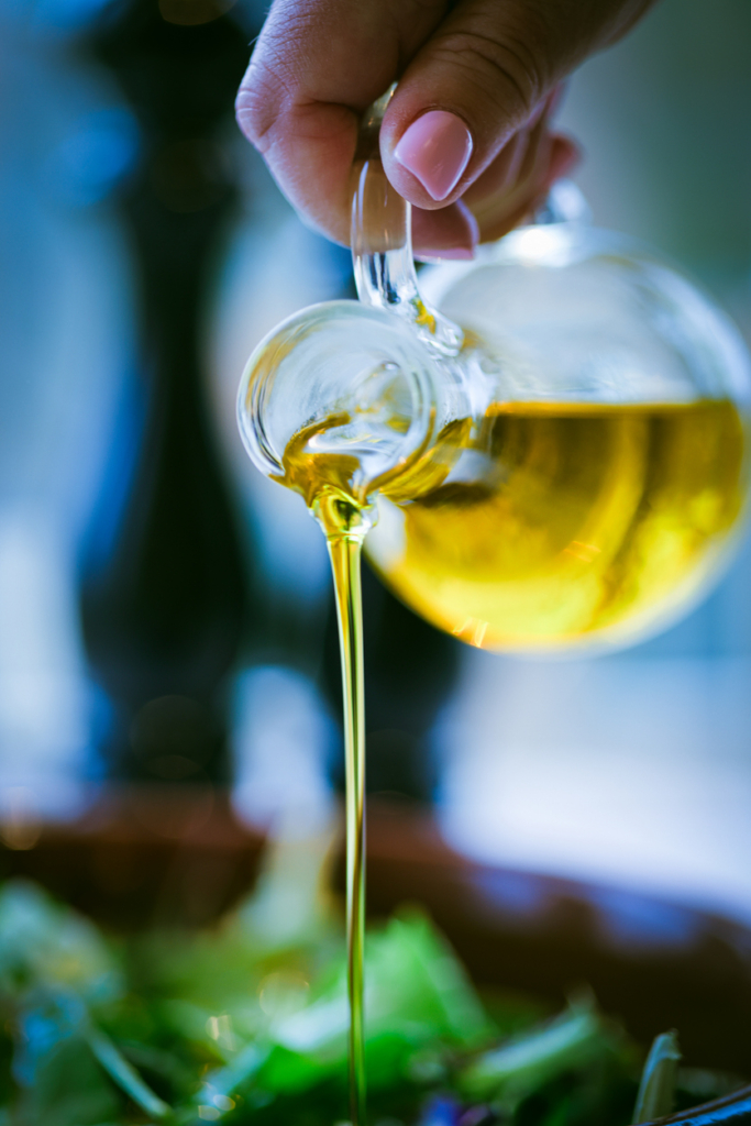 Növényi olaj, amit épp salátára csurgatnak