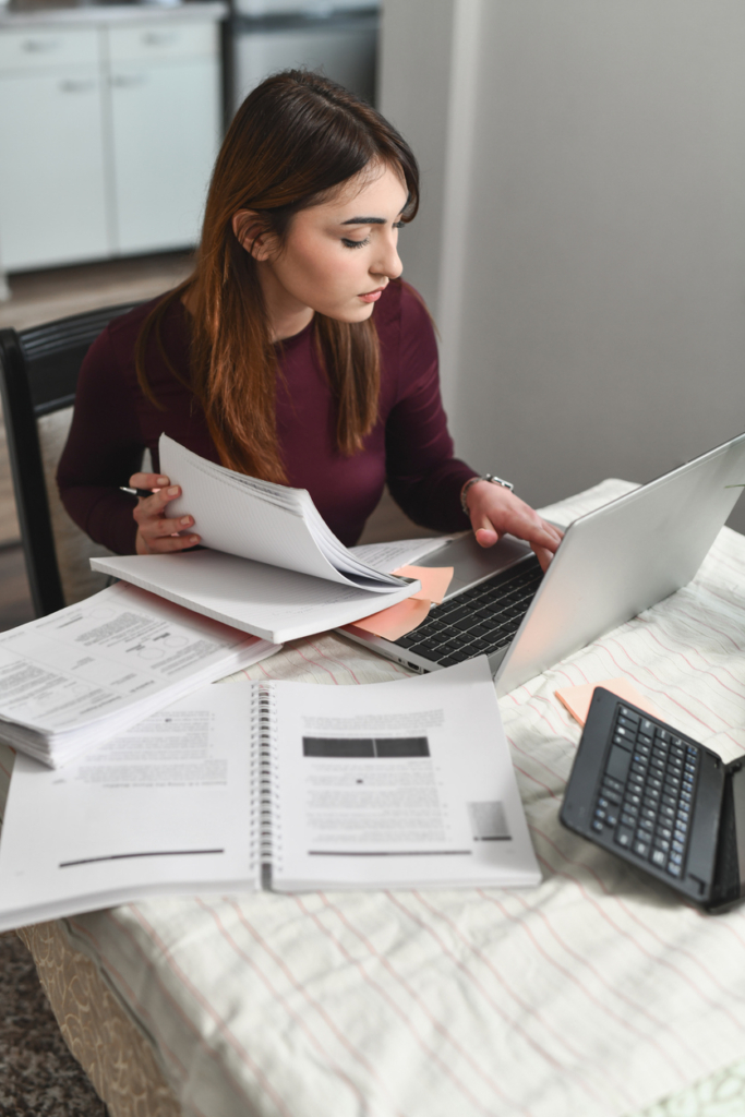 Nő dolgozik a laptopon