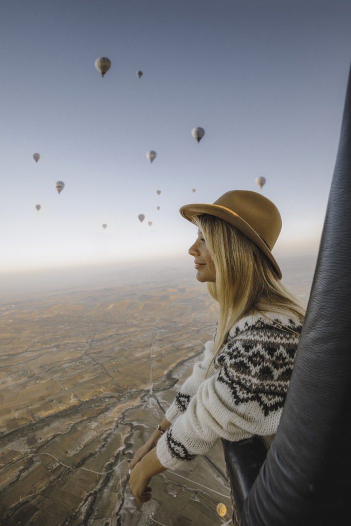 Nő élvezi a nyaralás pillanatait Törökországban