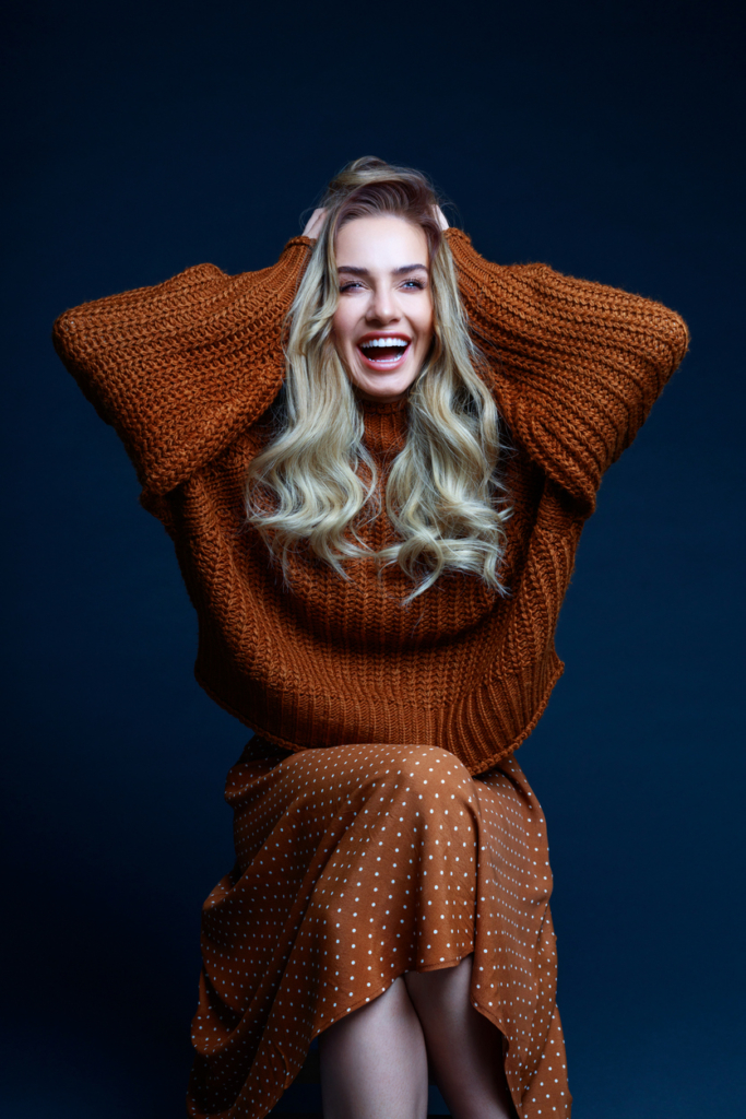 Portré egy szőke, divatos nőről