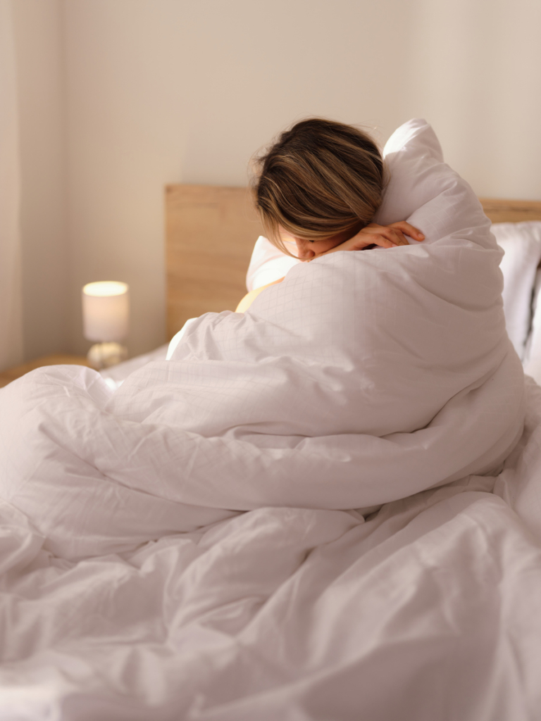 Nő egy hatalmas paplanba csavarva