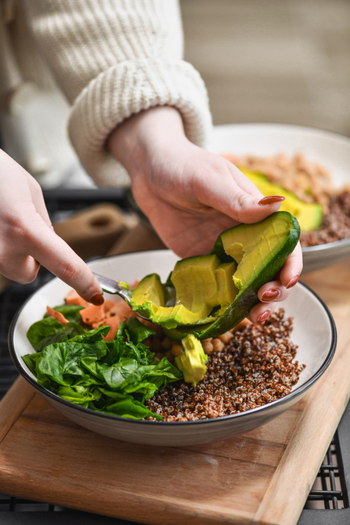 Nő kikapar egy avokádót