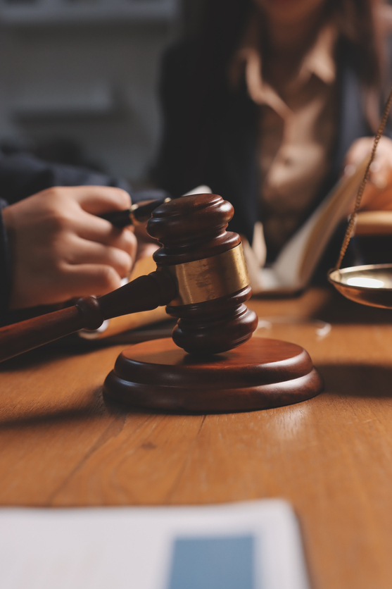 Válás a bíróságon, ügyvéd lezárja az ülést