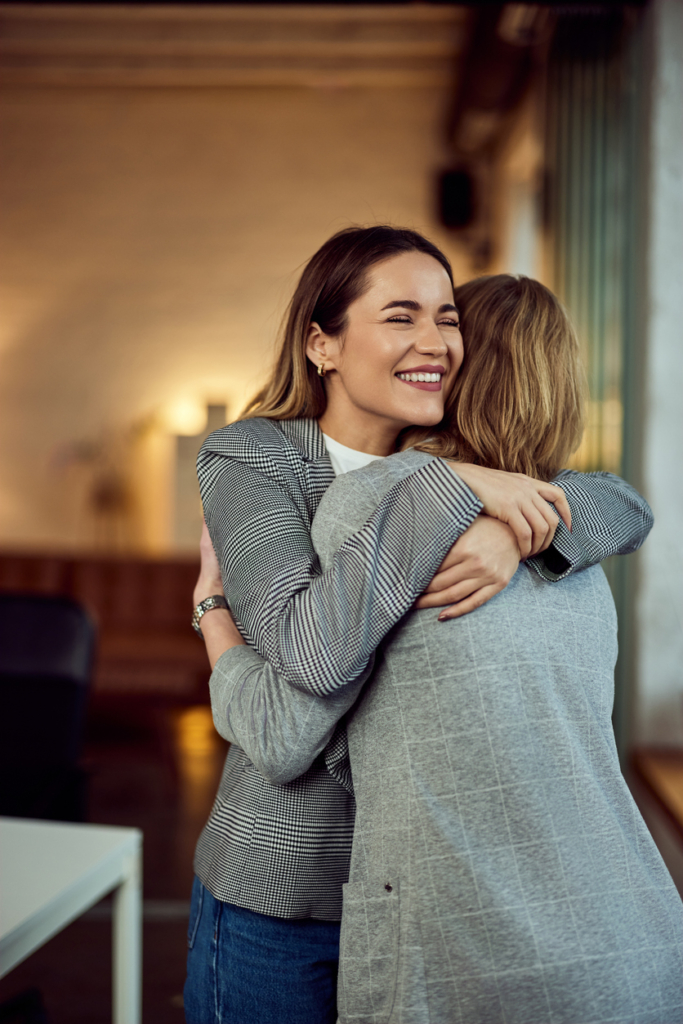 Két nő átöleli egymást