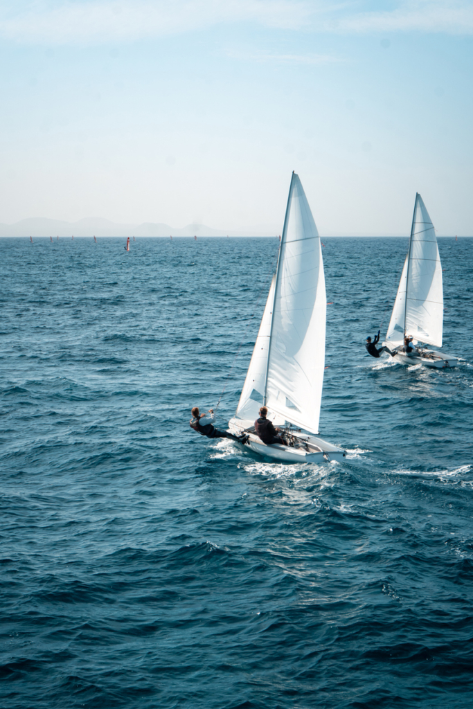 Vitorláshajók a tengeren