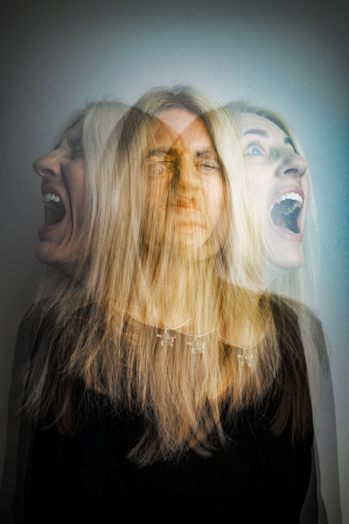 Multi exposure kép egy nő különböző érzelmeivel