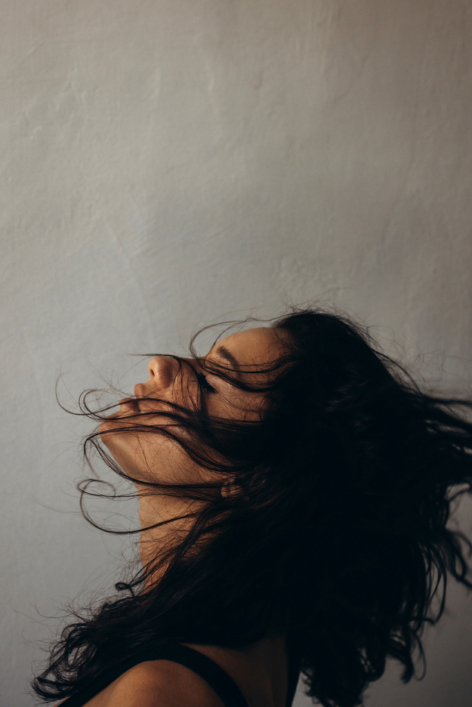 Nő, szélfútta hajjal portré