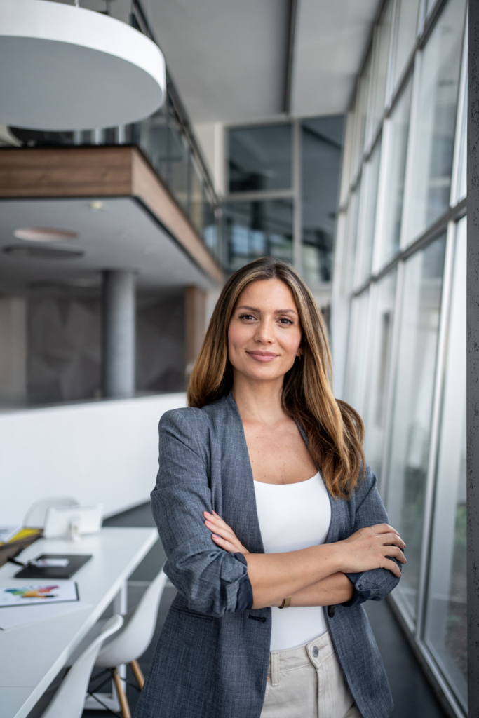 Portré egy határozott, fiatal üzletasszonyról