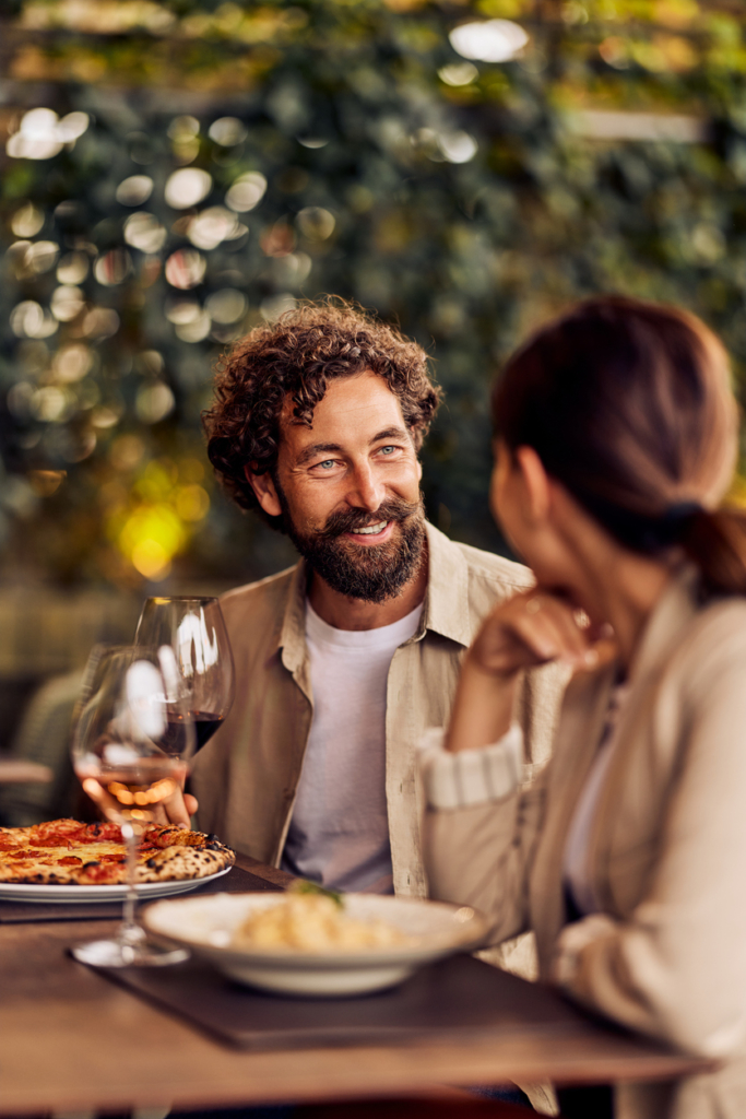 Férfi és nő élvezi az első találkozást egy étteremben