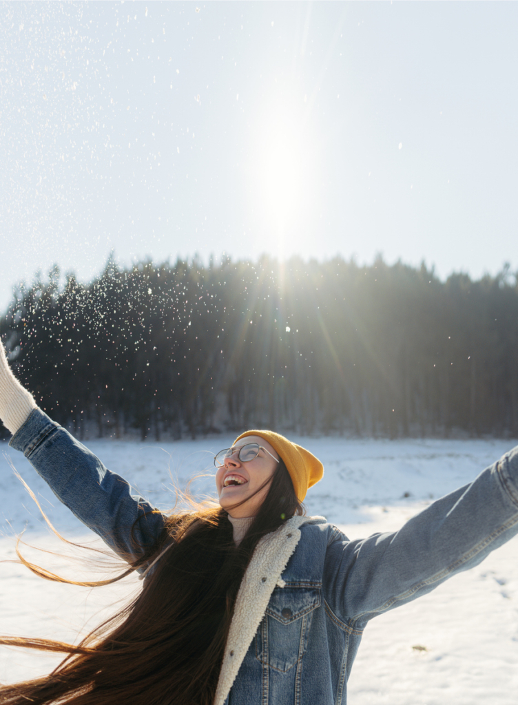 Fiatal lány élvezi a friss havat