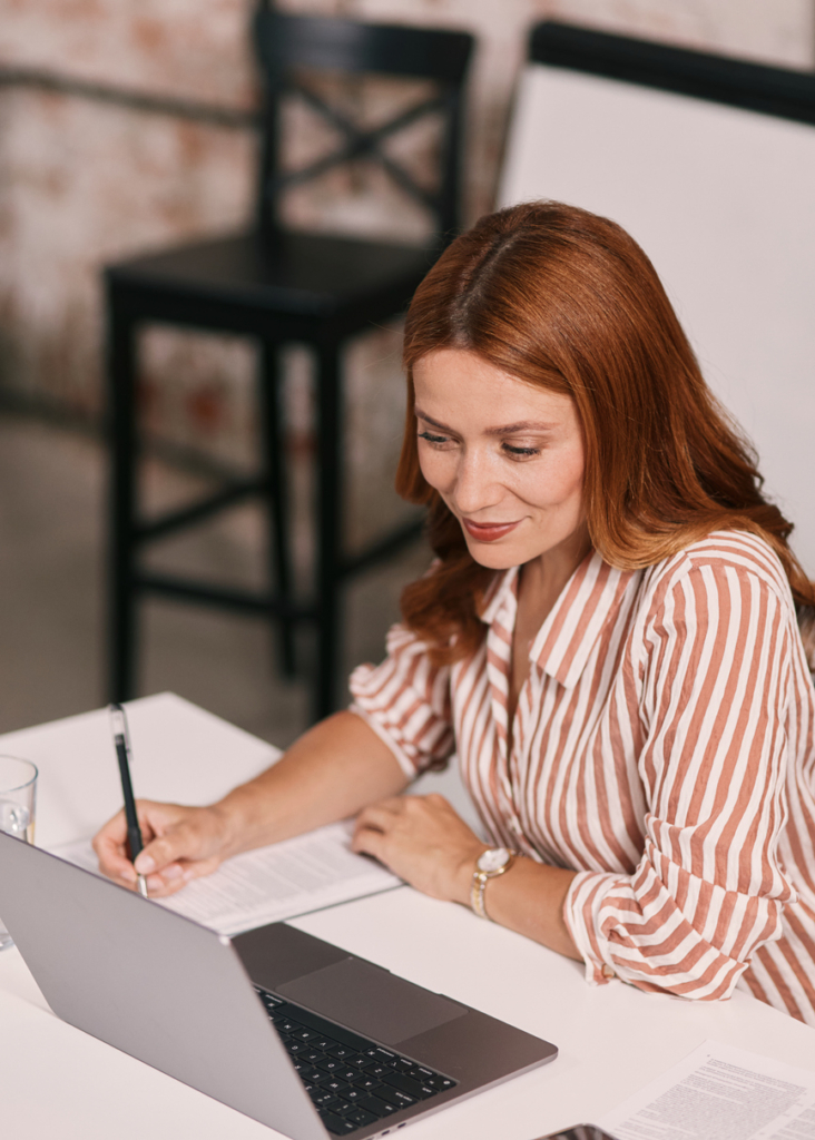 Nő a laptopján dolgozik egy modern irodában