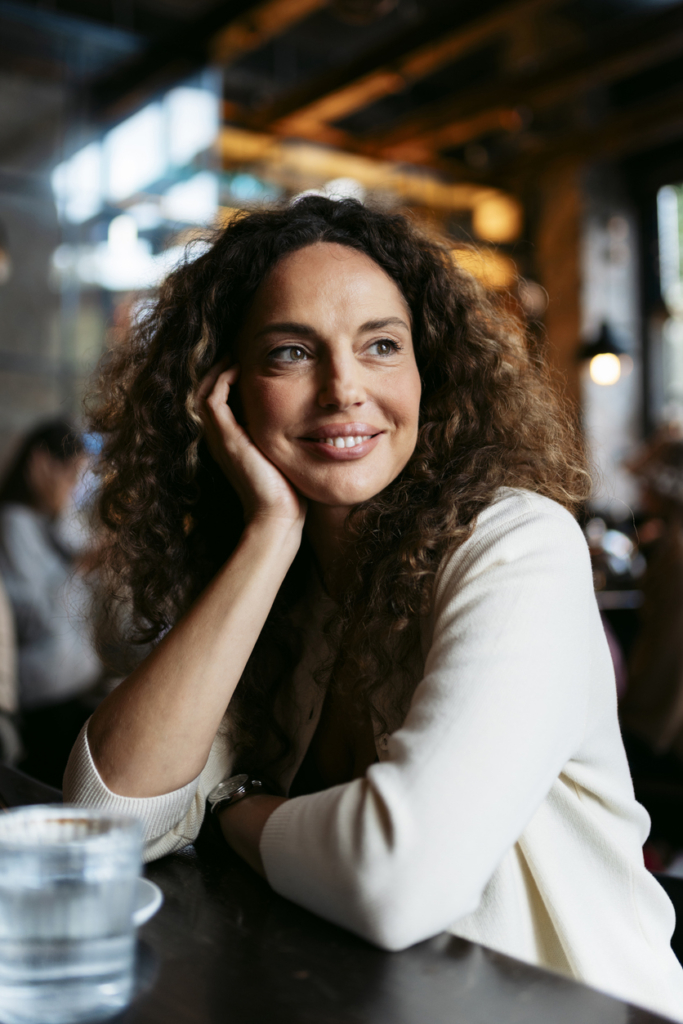 Nő álmodozik egy kávézóban