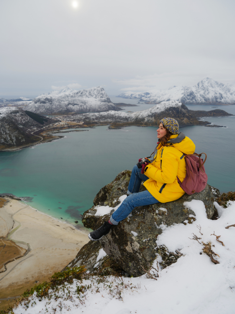 Lány túrázik a téli hegyekben